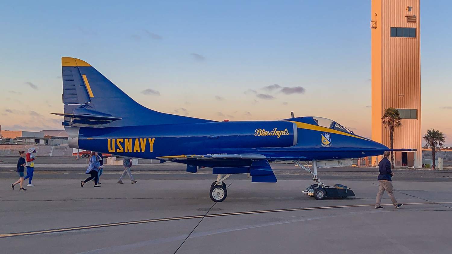 TowFLEXX electric remote controlled towbarless aircraft tugs